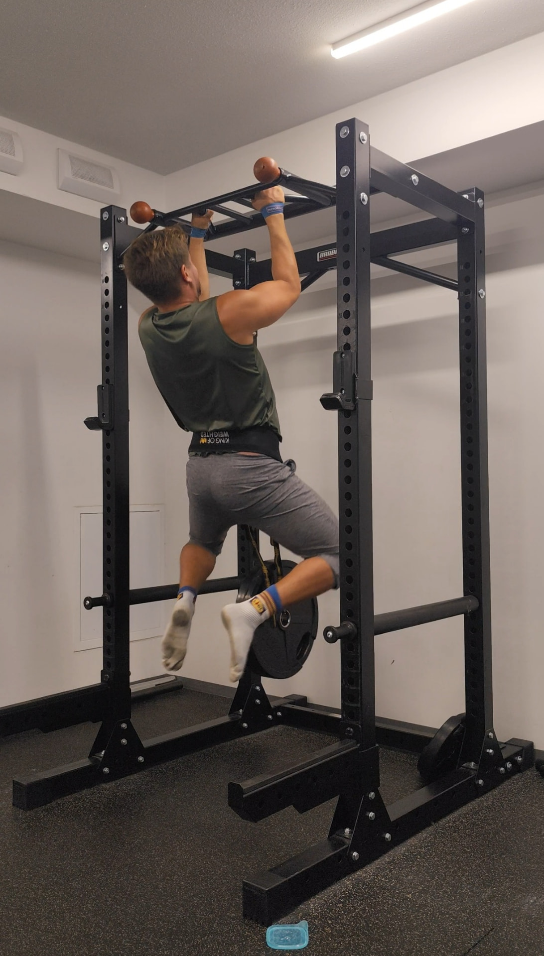 Exercise video demonstration of a chin-up in a rack